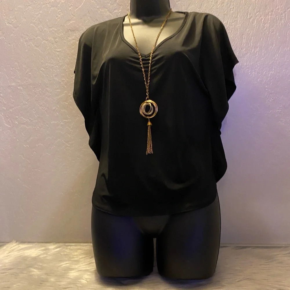 🆕 Julie’s Closet Black Blouse with Accent Necklace - Picture 3 of 9